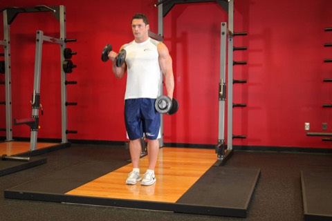 Alternating dumbbell curl: start position