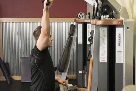 Single-arm lat pulldown: start position