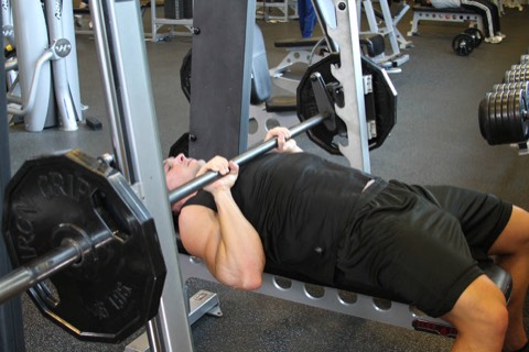 Smith machine close-grip bench press: start position